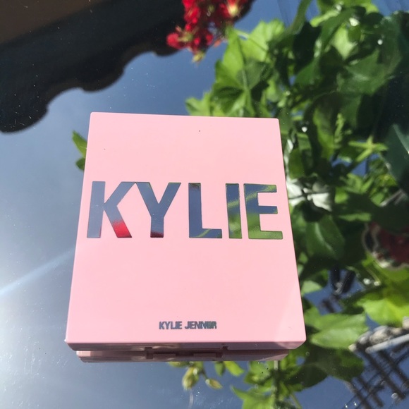 CLOSE TO PERFECT Blush Kylie Pressed Powder - Picture 5 of 13